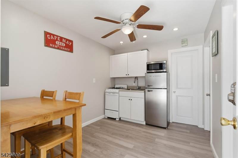 206 16Th Ave - Photo 1