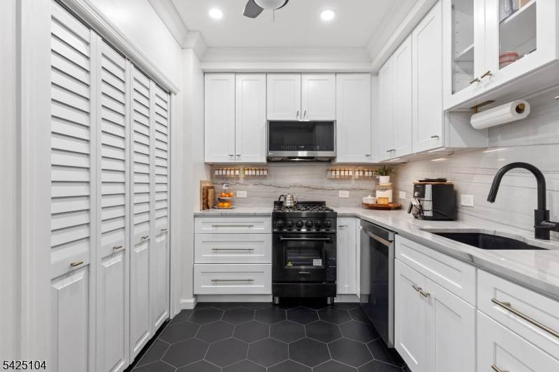 91 Coles St - Photo 1
