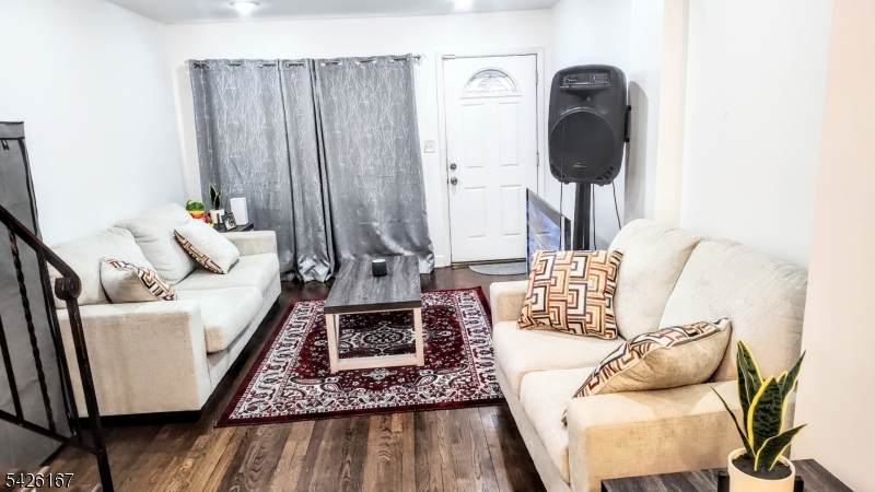 8 Van Nostrand Ave - Photo 1