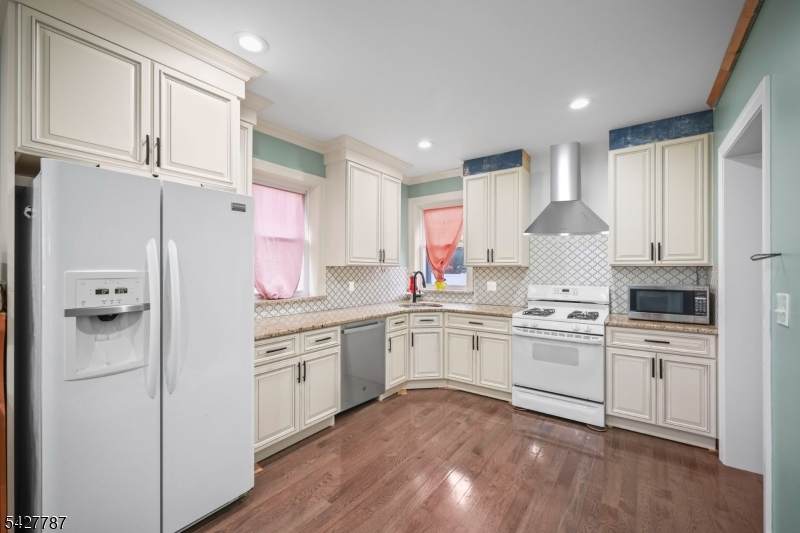 1342 Lake St - Photo 1