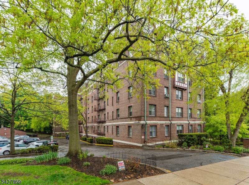 100 E Palisade Ave - Photo 1
