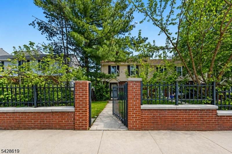 550 Bergen St - Photo 1