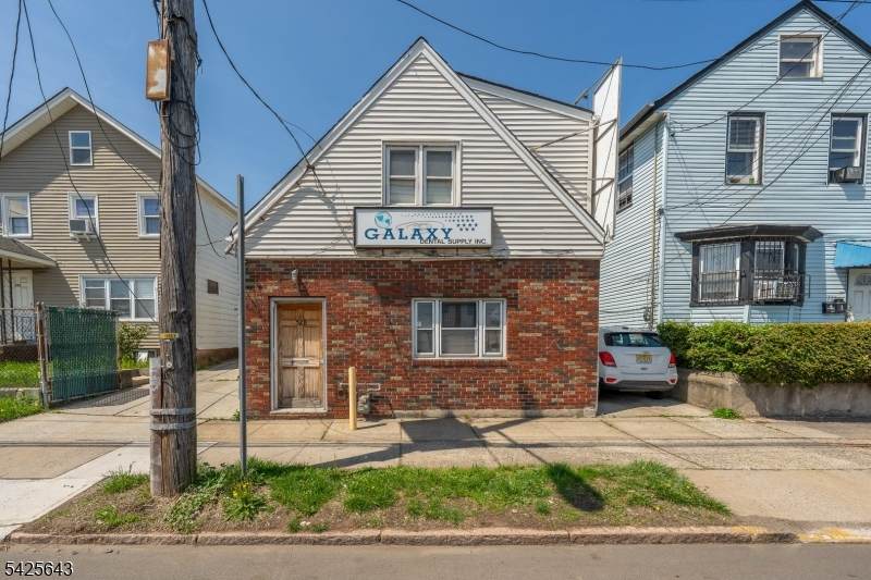 528 Spring St - Photo 1