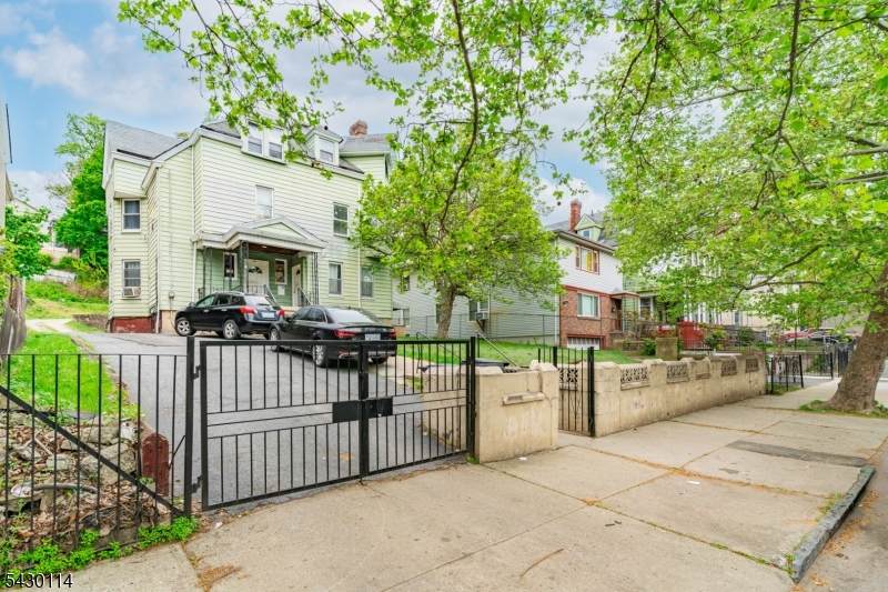 464 Summer Ave - Photo 1