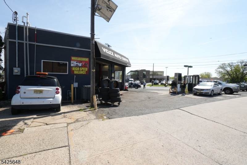 141 Bloomfield Ave - Photo 1