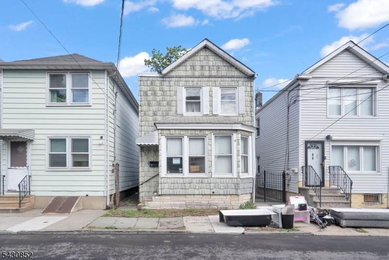 88 Komorn St - Photo 1
