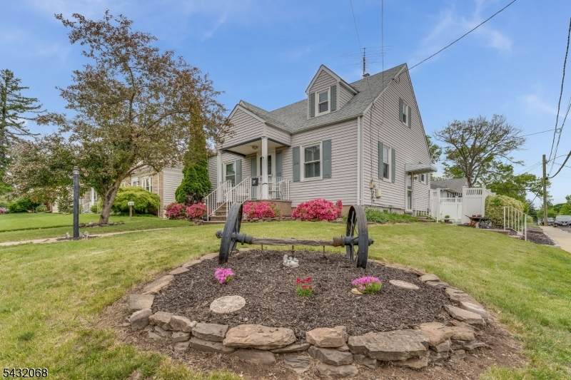 38 Eastern States Pkwy - Photo 1
