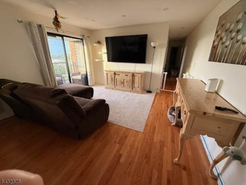 700 Schuyler Ave - Photo 1