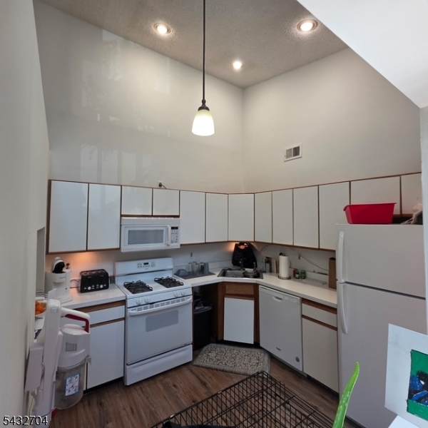 https://bt-photos.global.ssl.fastly.net/gsmls/orig_boomver_1_4028794-2.jpg