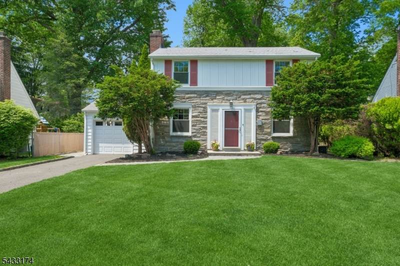 23 Benvenue Ave - Photo 1