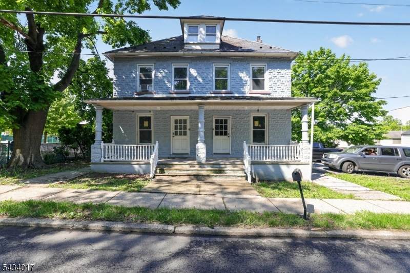 582 Roseberry St - Photo 1