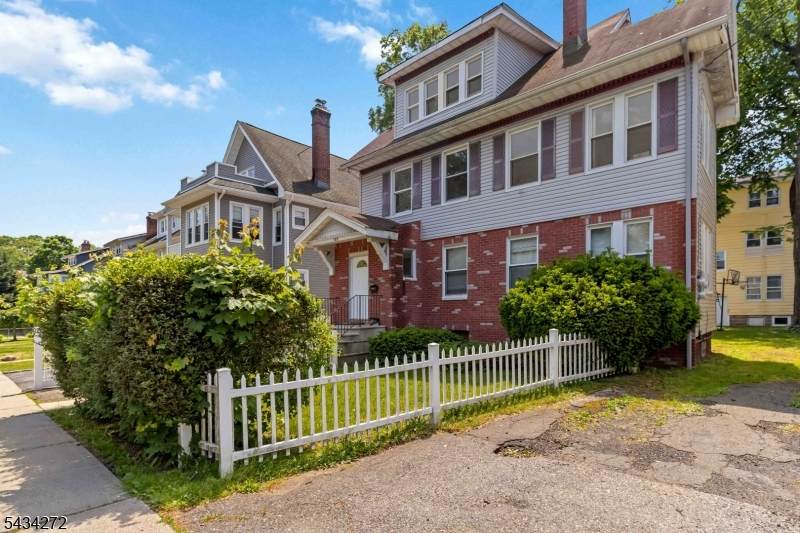 102 Lincoln St - Photo 1