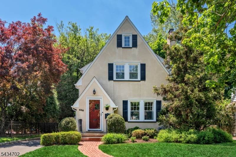 630 Wyndemere Ave - Photo 1