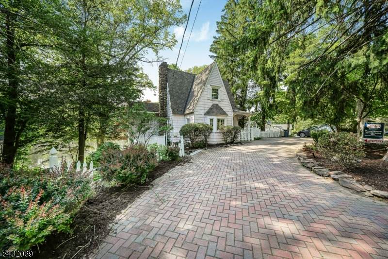 716 Colonial Rd - Photo 1