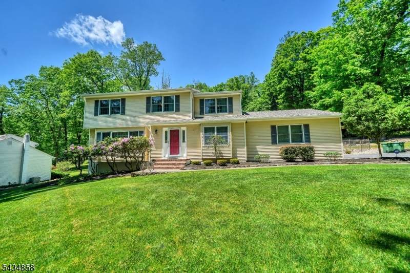 44 Nestlingwood Drive - Photo 1