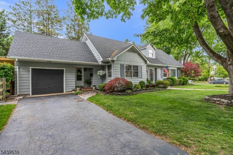 717 Hawthorne Ave - Photo 1