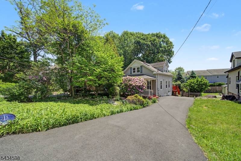 715 Cornelia St - Photo 1