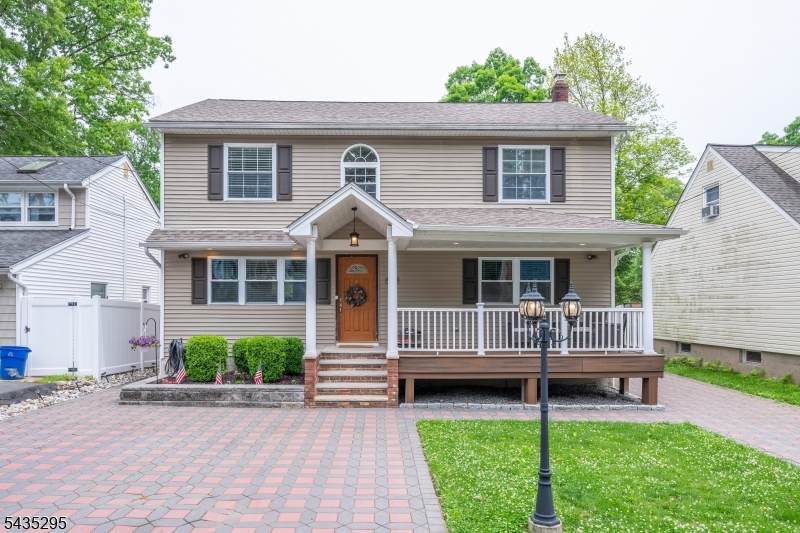 136 Redwood Ave - Photo 1