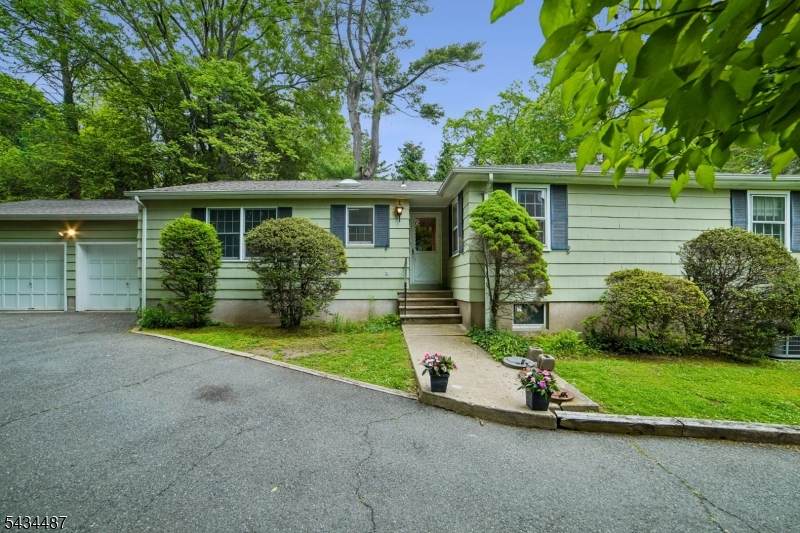 137 Beekman Rd - Photo 1