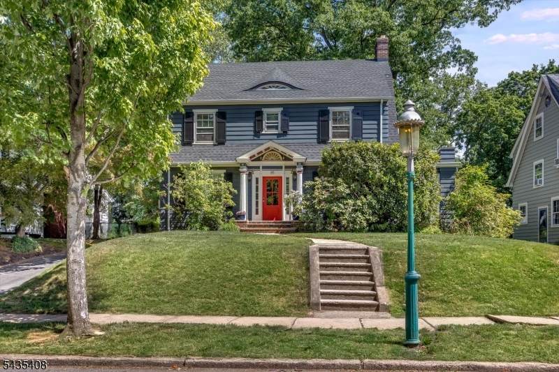 85 Hawthorne Ave - Photo 1