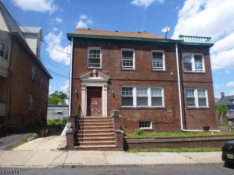 9 Vernon Ave - Photo 1