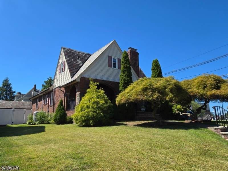 304 Henry St - Photo 1