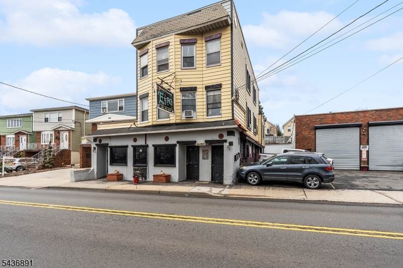 631 Schuyler Ave - Photo 1