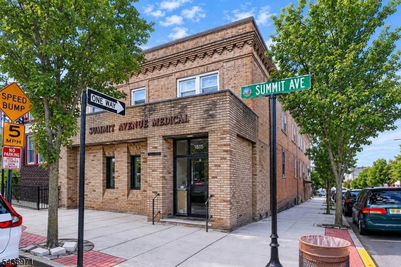 1815 Summit Ave - Photo 1