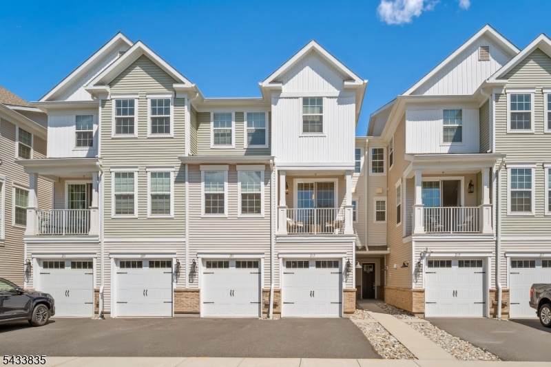 215 Park Ln - Photo 1