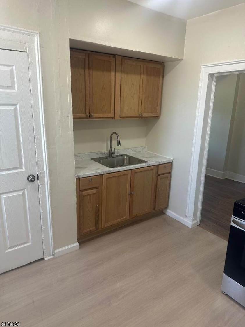 452 Alden St - Photo 1