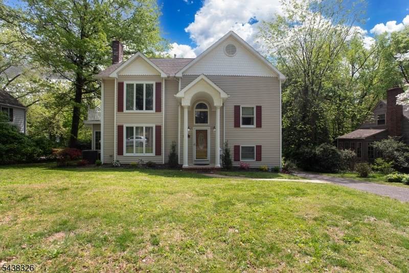 820 E Broad St - Photo 1