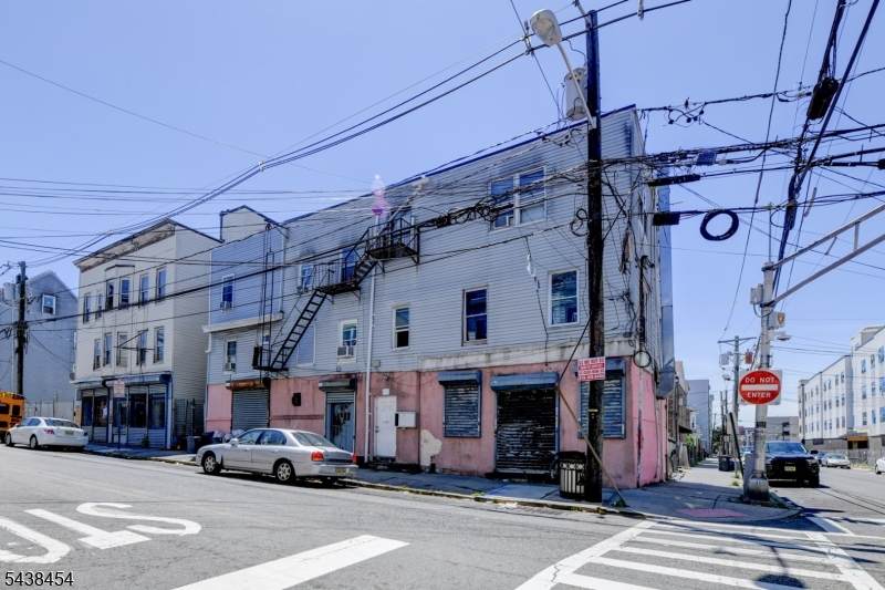 122 16Th Ave - Photo 1