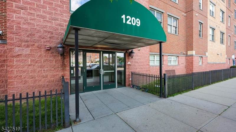 1209 Summit Ave - Photo 1