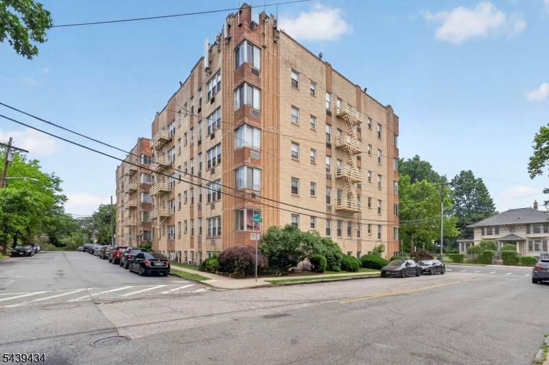19 Lyons Ave - Photo 1