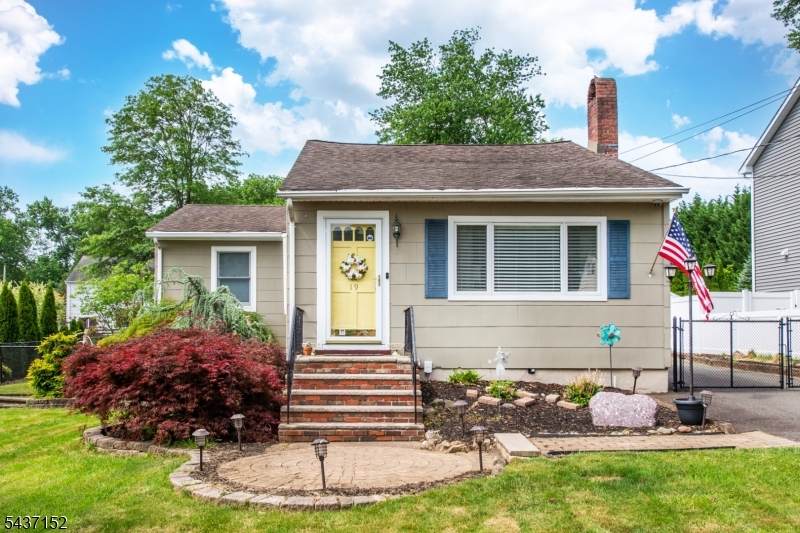 19 Grand Ave - Photo 1