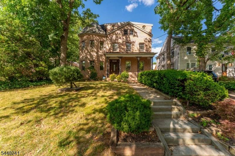 589 Westminster Ave - Photo 1