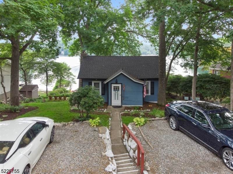 137 Lakeview Ave - Photo 1
