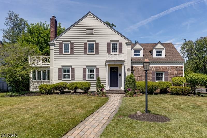 537 Wychwood Rd - Photo 1