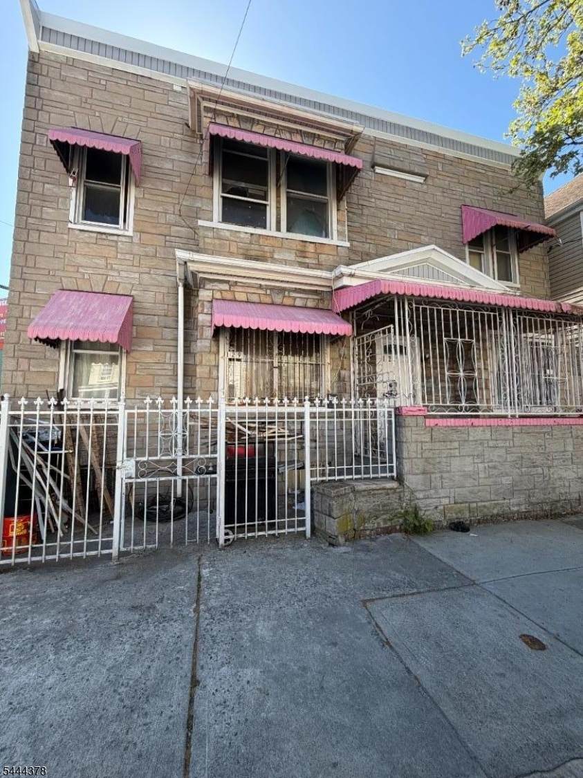 129 Stone St - Photo 1