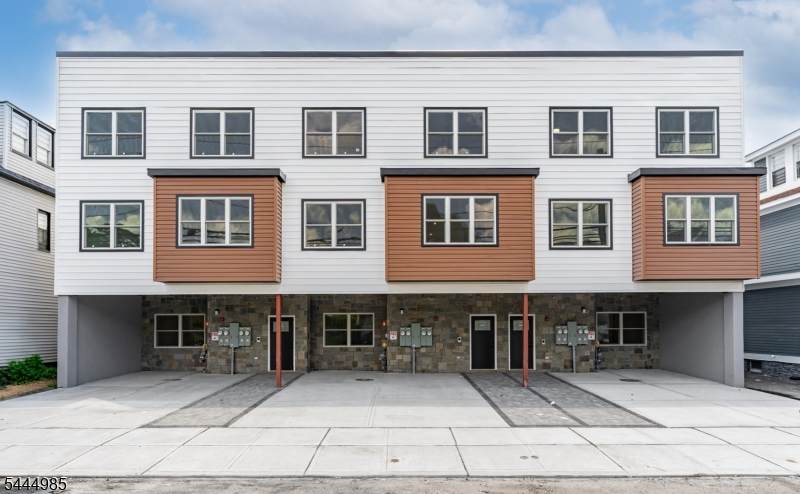 643 S 10th St - Photo 1