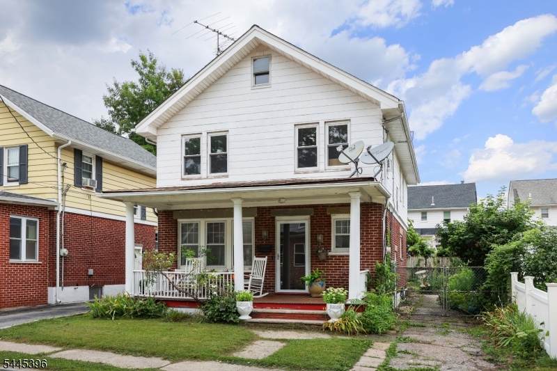 140 Valentine Pl - Photo 1