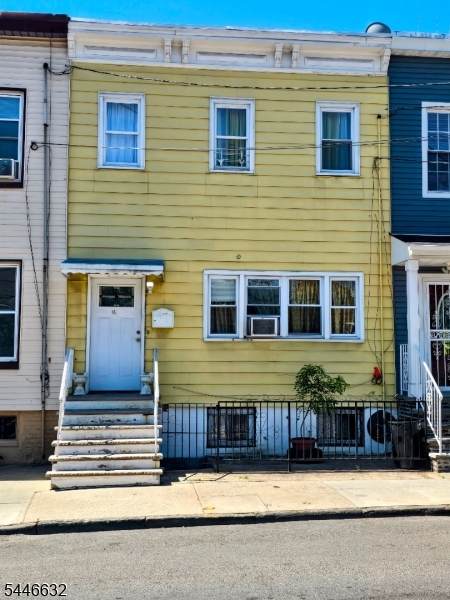 16 Crittenden St - Photo 1
