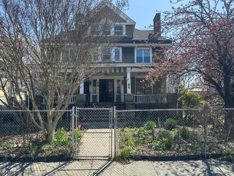 86 Hawthorne Ave - Photo 1