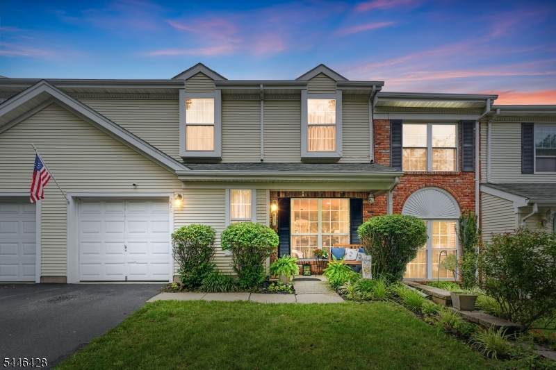 220 Learnington Way - Photo 1