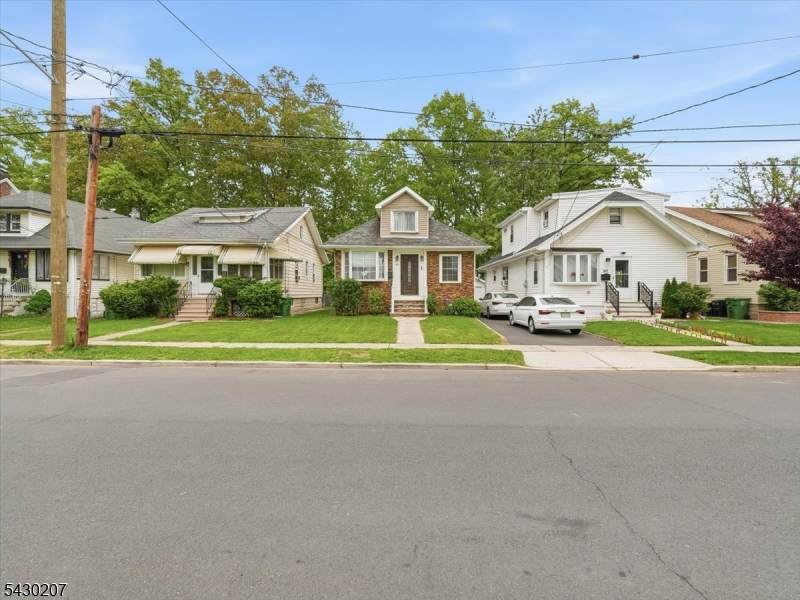 615 Spruce St - Photo 1