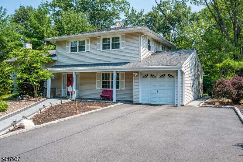 560 Wakefield Dr - Photo 1