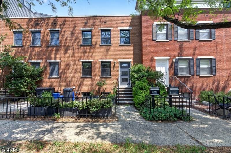 304 9Th St - Photo 1