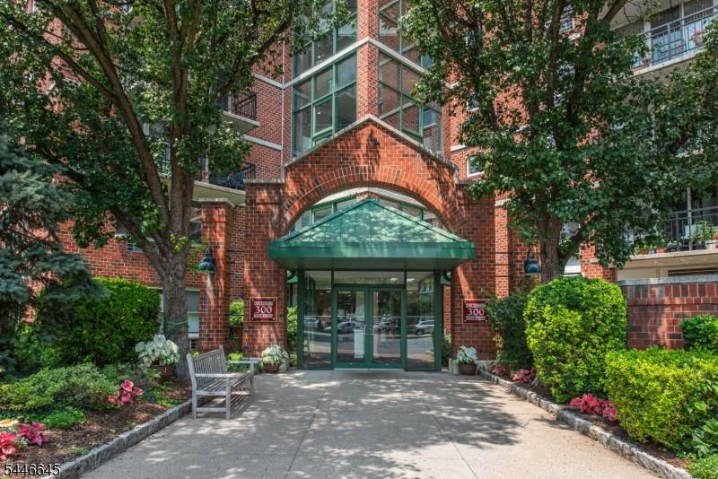 300 Main St - Photo 1