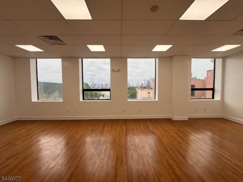 407 39Th St - Photo 1