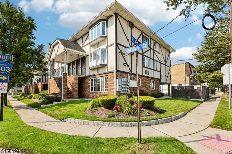 33 Henry Pl - Photo 1